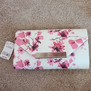 Le Chateau floral clutch